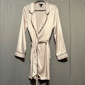 Victoria's Secret Pink and White Robe Intimates & Sleepwear
